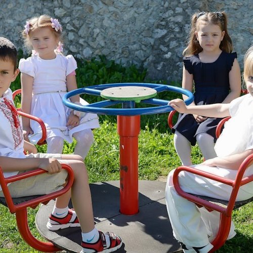 Transformă curtea într-un mini-parc de distracții: idei creative de carusele în aer liber pentru cei mici
