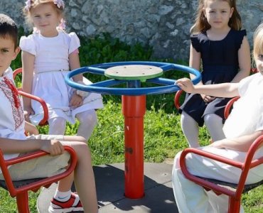 Transformă curtea într-un mini-parc de distracții: idei creative de carusele în aer liber pentru cei mici