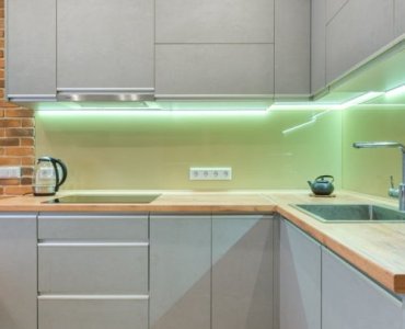 De la soclu la sertar: 12 idei luminoase pentru dulapurile de jos din bucătărie