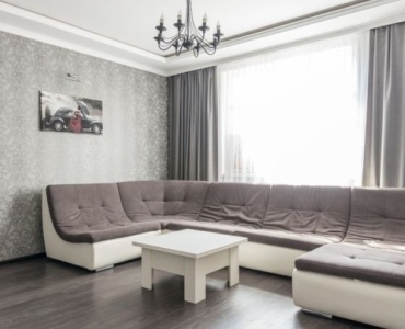 Strălucire ca-n showroom: trucuri casnice pentru pardoseli laminate impecabile