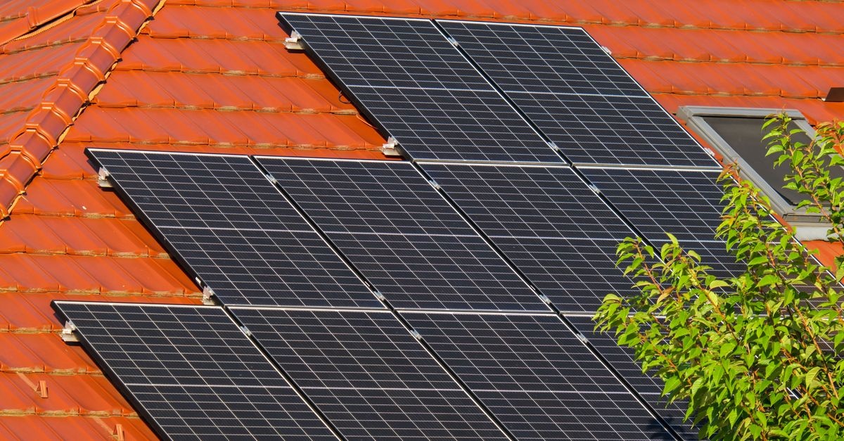 Merită microinstalațiile fotovoltaice? Soare la priză, facturi mai mici și independență energetică