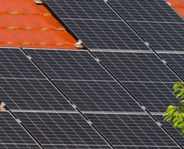 Merită microinstalațiile fotovoltaice? Soare la priză, facturi mai mici și independență energetică