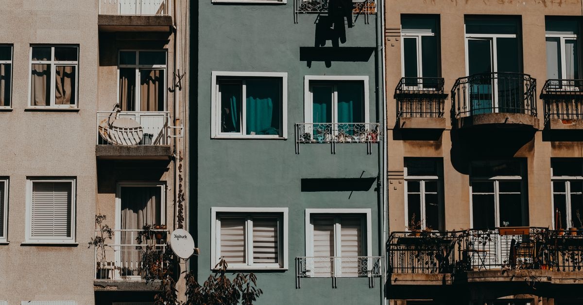 De la țevi sparte la infiltrații: cum te salvează asigurarea locuinței când apar defecțiuni în apartament