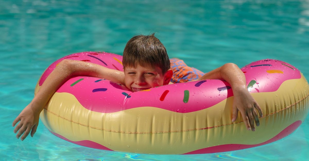 Piscină gonflabilă cu filtru în doar o zi: ghid practic pentru o vară limpede și răcoroasă