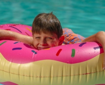 Piscină gonflabilă cu filtru în doar o zi: ghid practic pentru o vară limpede și răcoroasă